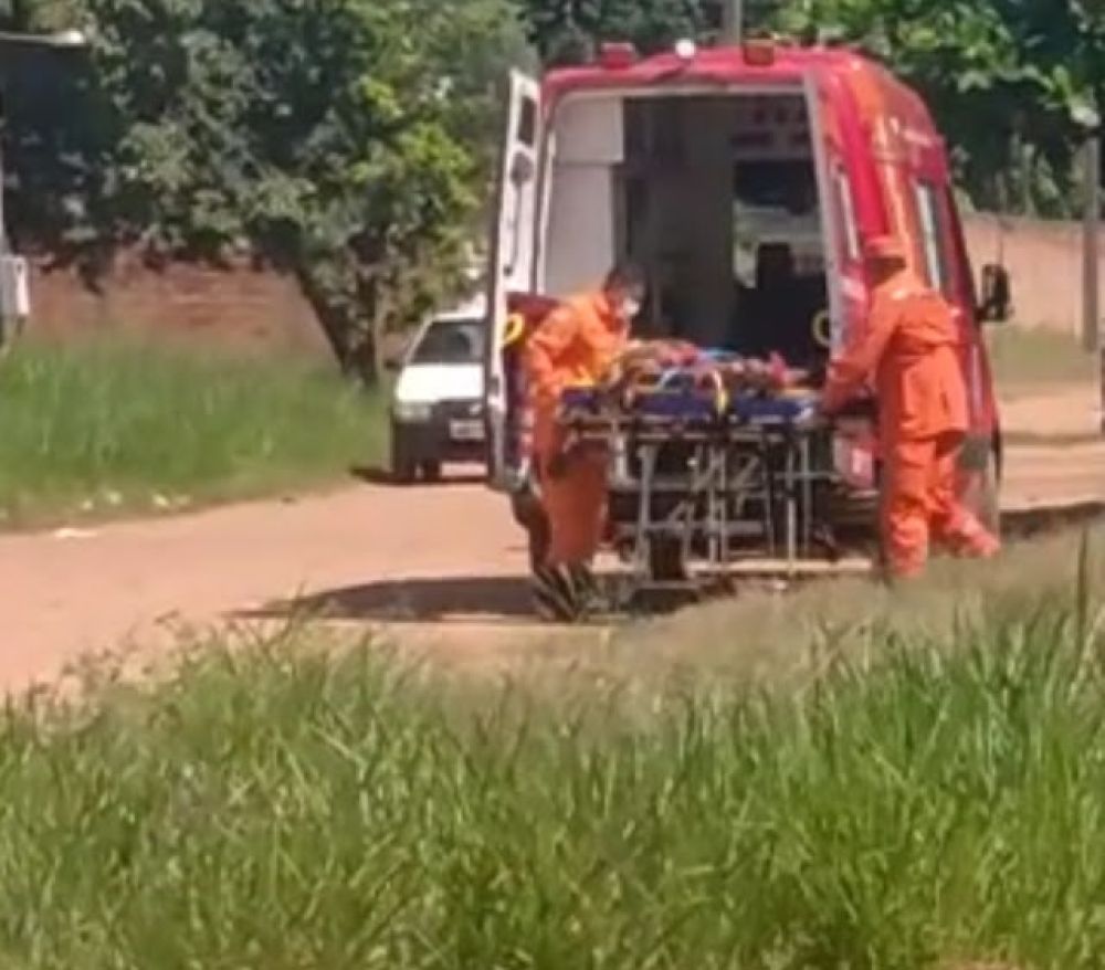 Momento que a vítima foi socorrida por Bombeiros