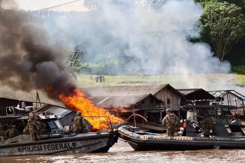 Dragas destruídas na operação Boiúna contra o garimpo ilegal no sul do Amazonas — Foto: Divulgação/PF