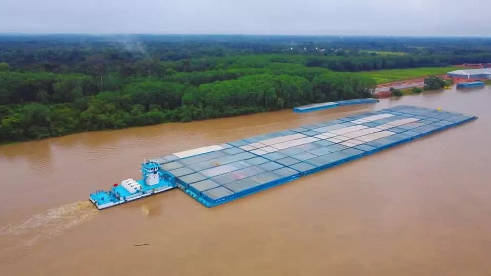 Comboio de 30 barcaças navega o rio Madeira, em Porto Velho — Foto: Reprodução Transportes Bertolini