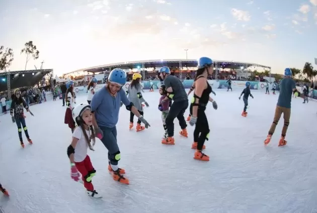 Pista de patinação no gelo ao ar livre dentro do complexo de diversões Brasília Ice Park — Foto: Brasília Ice Park/Divulgação