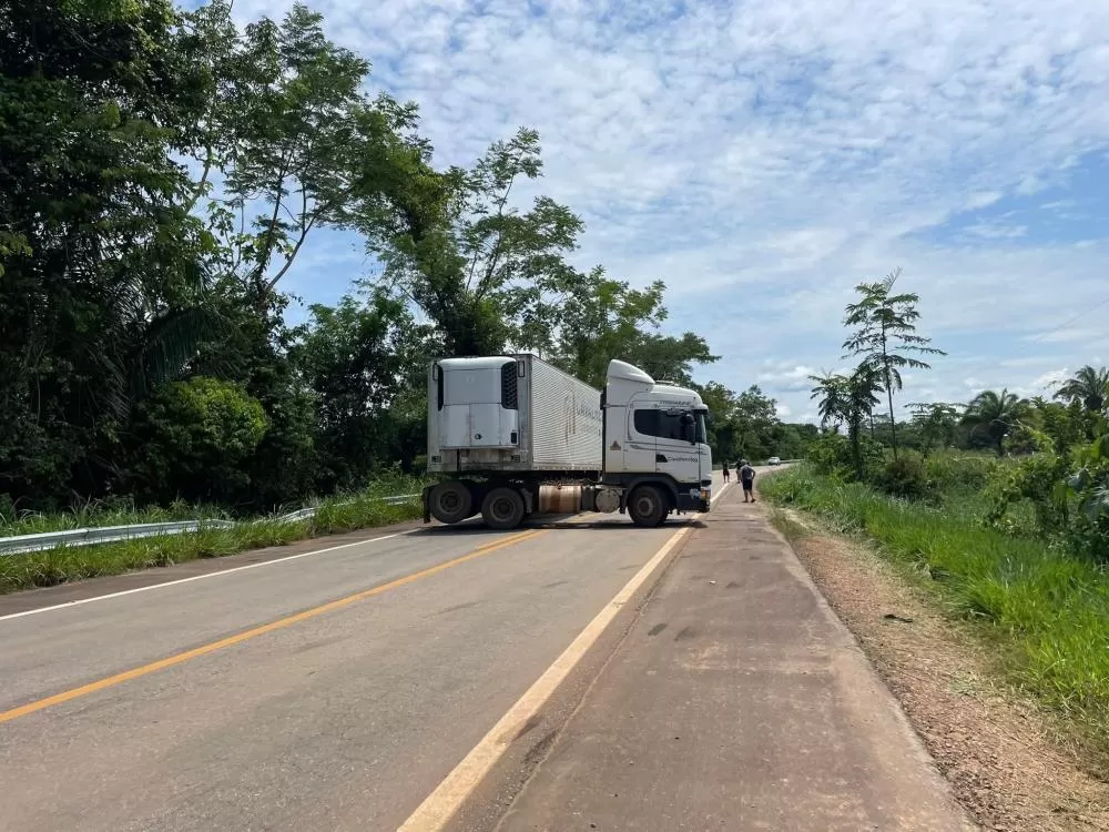 Acidente na BR-425, na curva da Pedra da Memória em Nova Mamoré