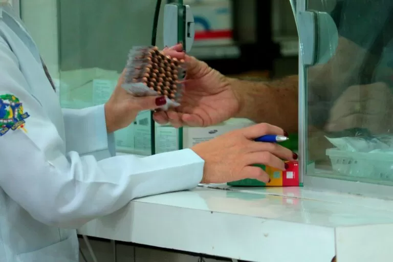 Dra Taíssa apresenta projeto que prevê credenciamento de farmácias para fornecer remédios do SUS