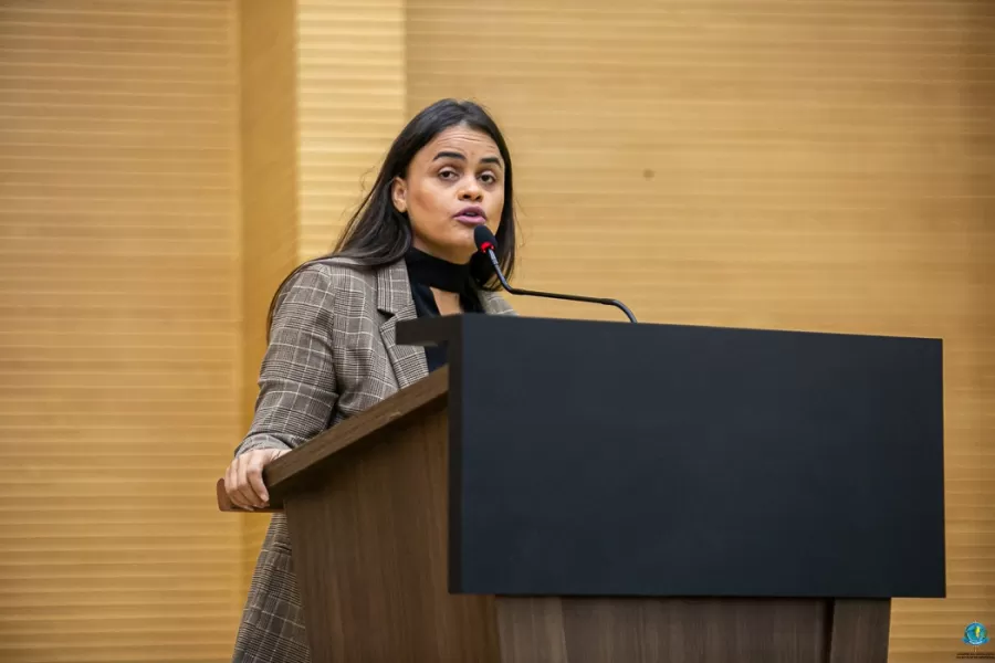 Dra. Taíssa vota pelo abono da Educação e cobra providências para crise na Saúde