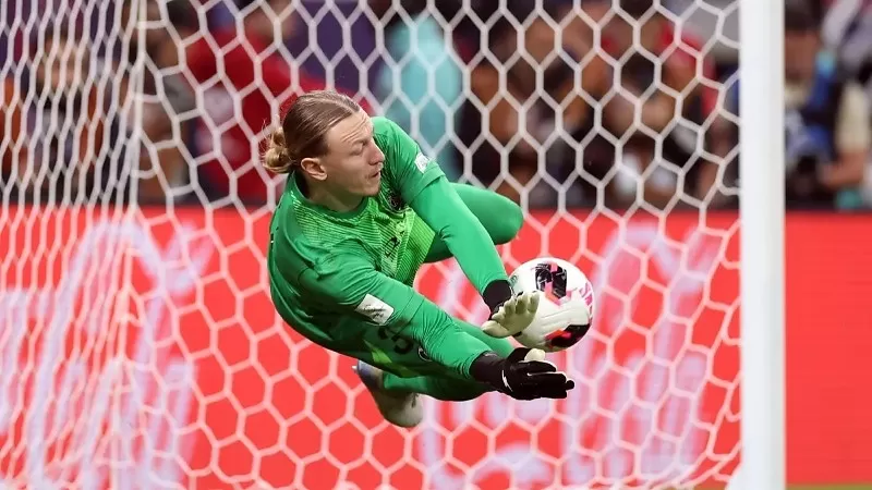 Herói do PSG, Safonov defendeu pênaltis contra o Flamengo com a mão esquerda fraturada