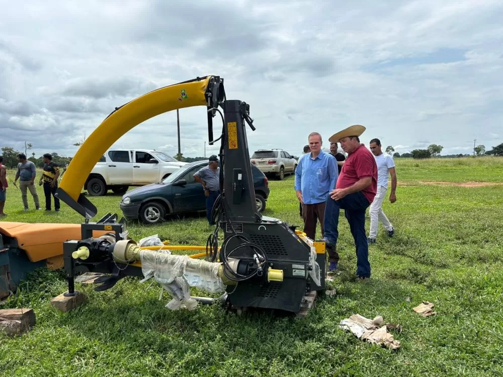 Deputado Alan Queiroz entrega ensiladeira de R$ 119 mil para Associação Apruth, em Theobroma