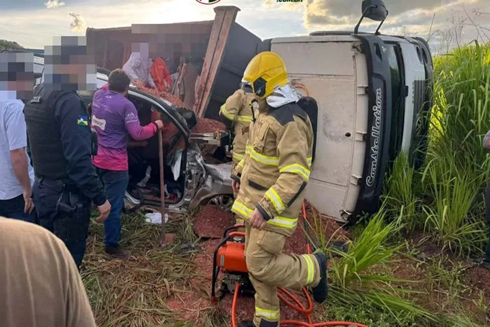 Colisão envolvendo caminhão caçamba deixa uma pessoa presa às ferragens
