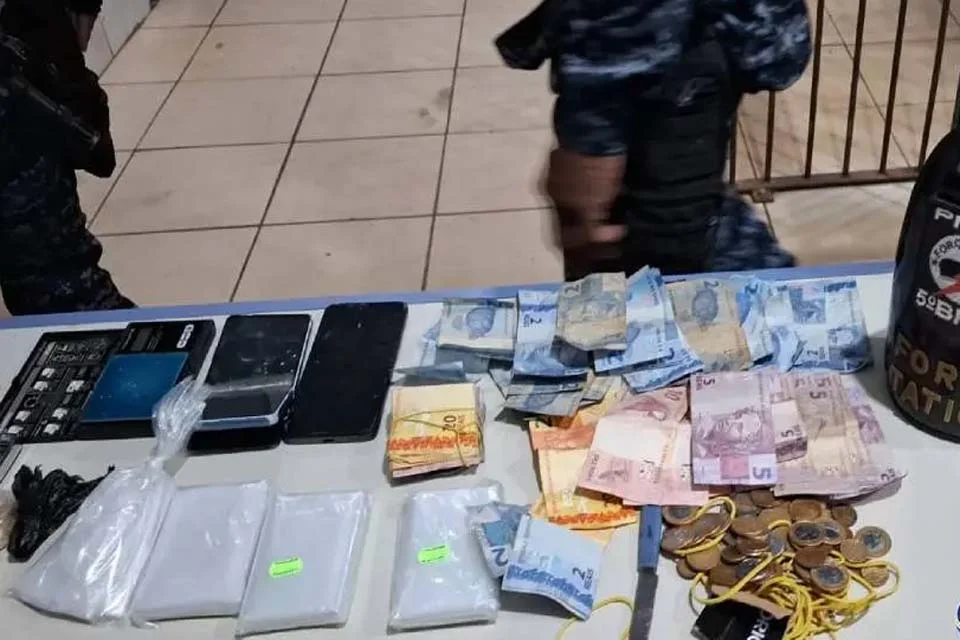 Três suspeitos são presos pela Força Tática em ação na zona leste