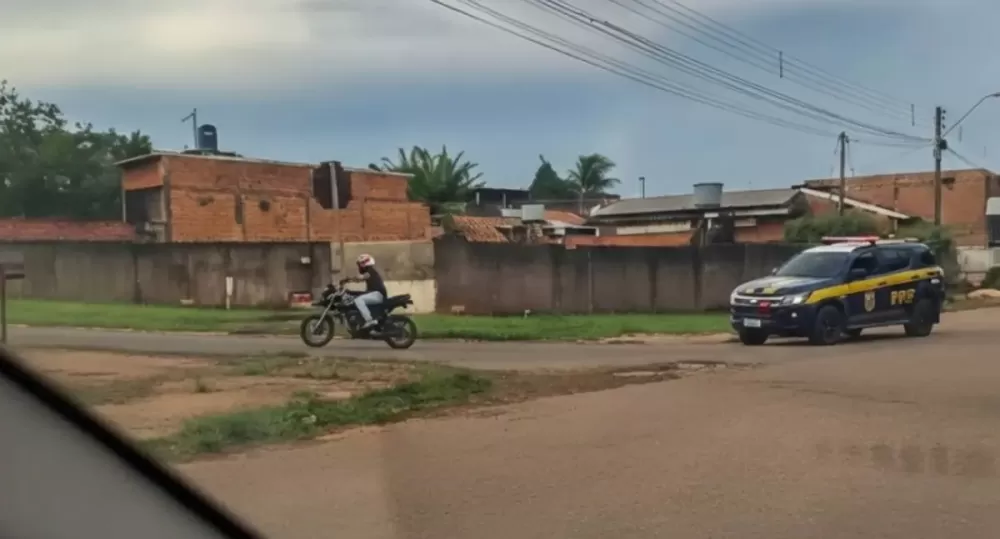 Motociclista foge da PRF e é capturado após perseguição 
