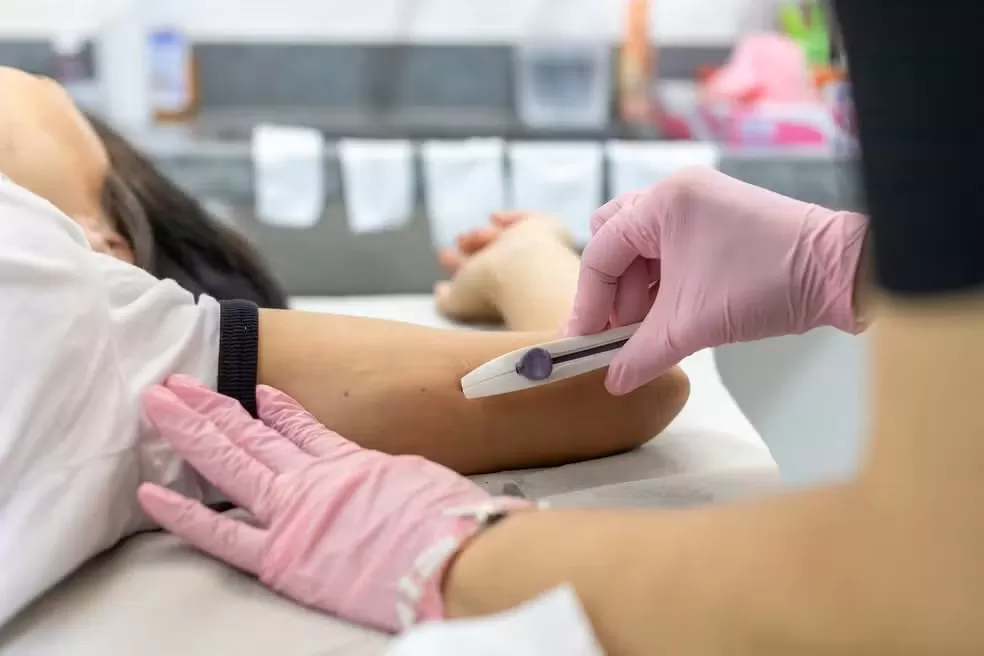 Médica inserindo Implanon em paciente — Foto: Emanoele Daiane