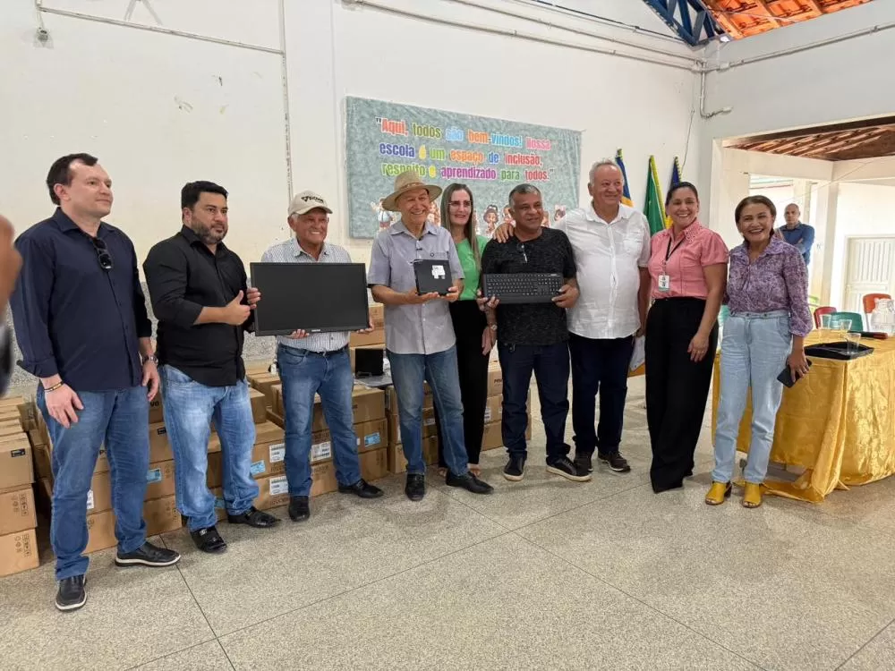 Cacaulândia ganha laboratório de informática e obra de pavimentação avança