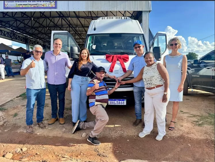 Esporte fortalecido: Cristiane Lopes entrega van e viabiliza pista de caminhada em Rio Crespo-RO