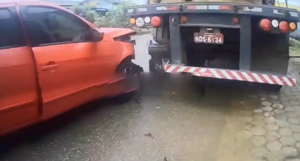 Colisão com bitrem estacionado deixa pessoas feridas em RO