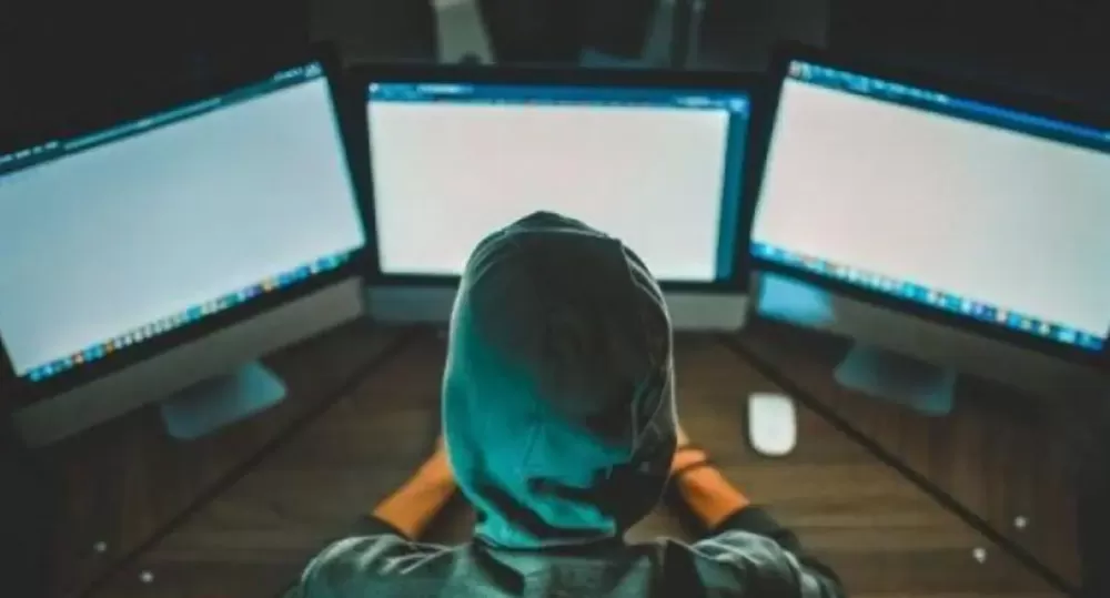 O município de Corumbiara registrou um grave caso de estelionato na tarde de terça-feira (10). Duas pessoas procuraram a Polícia Militar para denunciar um golpe financeiro que resultou em um prejuízo superior a R$ 20 mil. O criminoso, utilizando um número de telefone com prefixo 69 (Rondônia), se pa