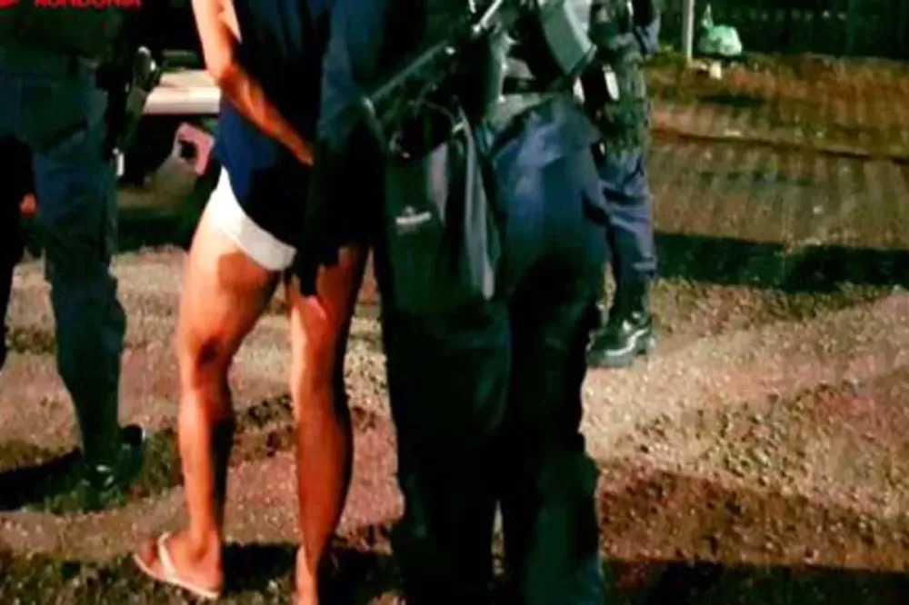 Mulher é presa em flagrante após invadir carro e furtar objetos na região central