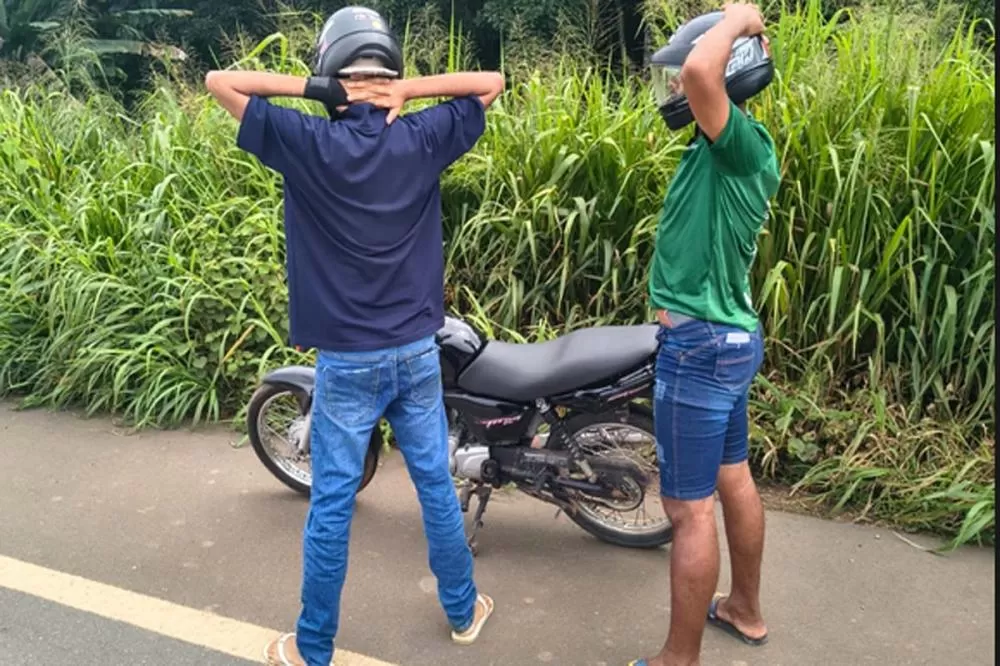Polícia Militar recupera moto furtada e prende dois homens na BR-364