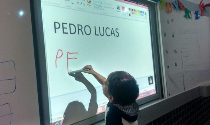 Foto: Compra de 1.482 mesas interativas digitais para atender as unidades escolares da Seduc soma R$ 39,9 milhões - Divulgação