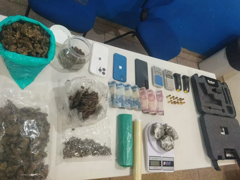 Em residência, PM flagra tráfico de drogas e apreende quase 1 kg de maconha e munições