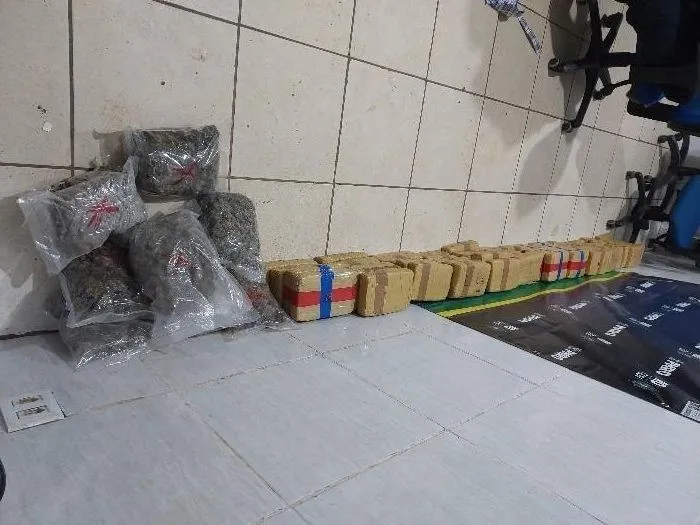 Foragido tenta fugir com drogas, reage armado e acaba baleado pela polícia