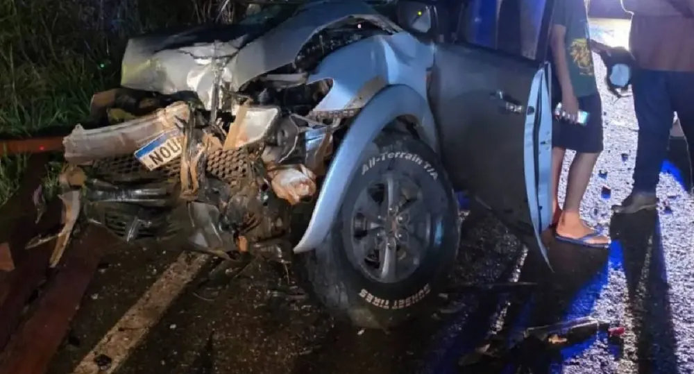 Acidente na BR-435 deixa motorista ferido após colisão com madeira na pista