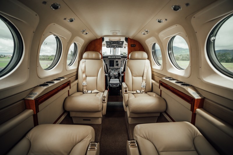 Depois de dois anos e meio em fase de testes, a Agência Nacional de Aviação Civil (ANAC) aprovou, em caráter definitivo, a venda avulsa de assentos individuais por empresas de táxi-aéreo. As regras que permitem aos operadores aéreos certificados sob o Reg