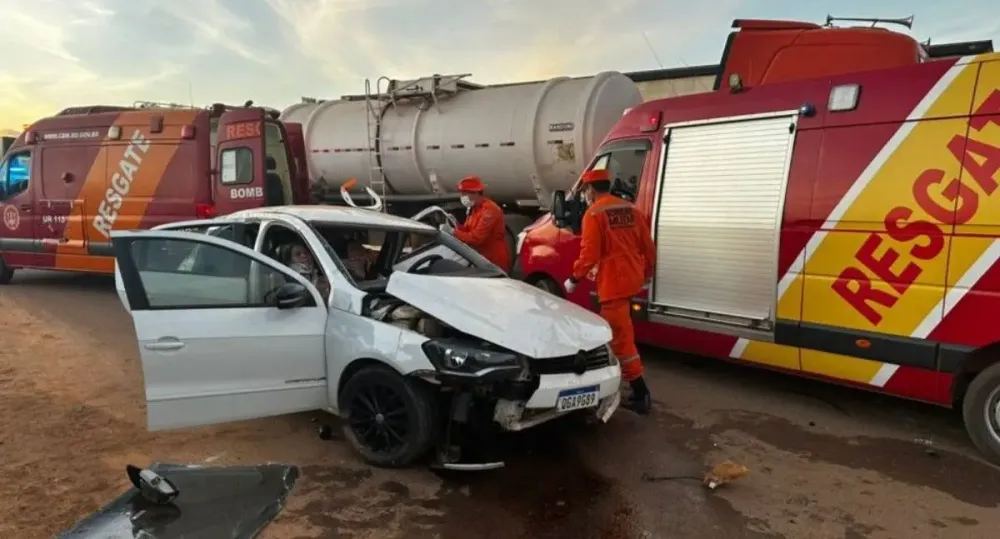Colisão entre dois carros deixa quatro feridos em RO