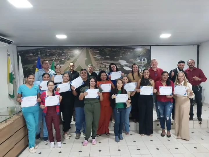 Vereador André do Sindicato homenageia auxiliares e técnicos de enfermagem em sessão solene na Câmara de Nova Mamoré