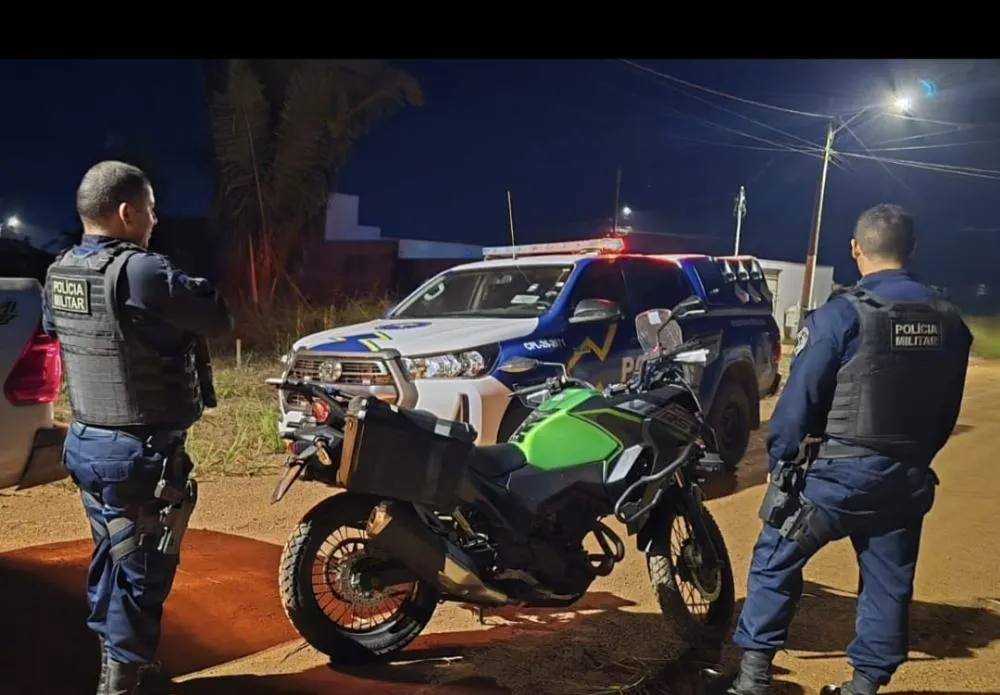 PM prende dois suspeitos por envolvimento no transporte de motocicleta roubada em Nova Mamoré