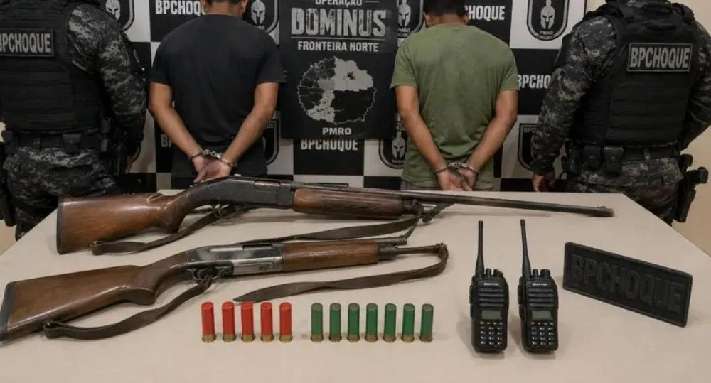 Polícia Militar prende dupla com armas e rádios comunicadores em distrito de Nova Mutum
