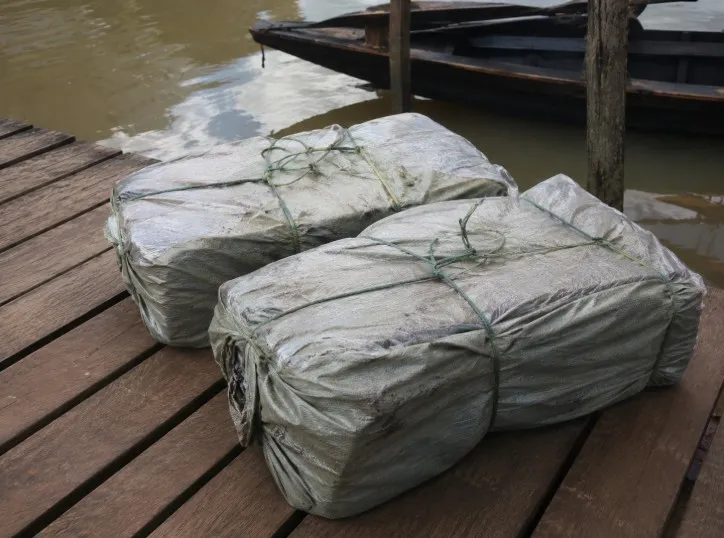 Polícia apreende dois fardos de calçados em porto clandestino em Guajará-Mirim