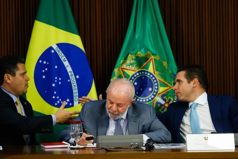 O presidente da República, Luiz Inácio Lula da Silva (PT)(c), entre os presidentes do Senado, Davi Alcolumbre (União Brasi-AP)(e), e da Câmara dos Deputados, Hugo Motta (Republicanos- PB), em imagem de arquivo — Foto: Wilton Junior/Estadão Conteúdo