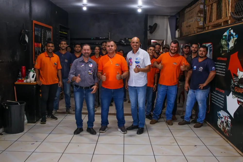 De porta em porta, deputado Ismael Crispin visita comércios e presta contas do mandato em São Miguel do Guaporé
