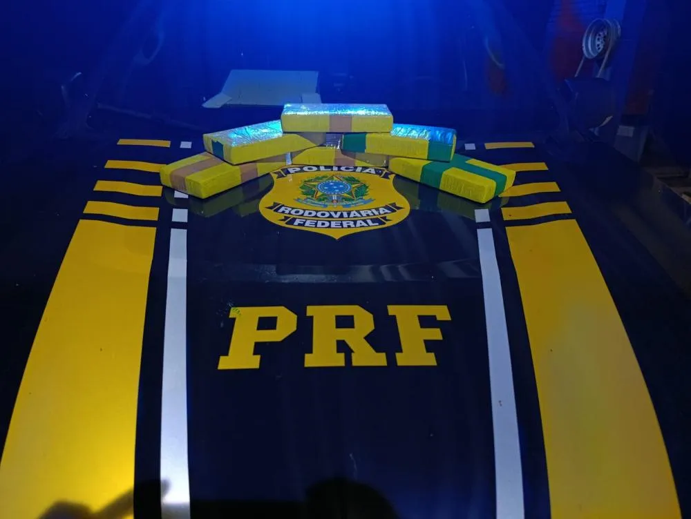 PRF encontra 6 kg de cocaína escondidos em compartimento oculto de veículo