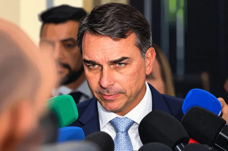 Flávio Bolsonaro desiste de debate da Globo após decisão do TSE