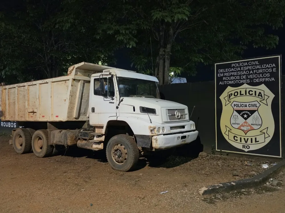 Polícia Civil localiza caminhão roubado na BR-364 escondido em área de mata na BR-319