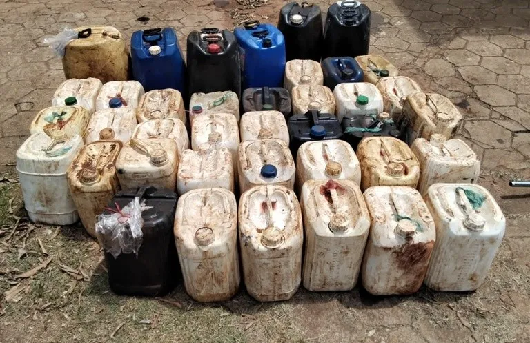 PF apreende cerca de 1.000 litros de combustível em porto clandestino em Guajará-Mirim