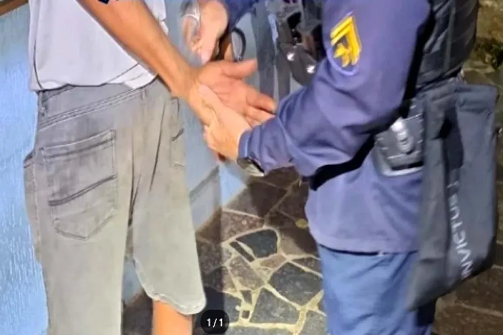 Homem é preso suspeito de furtar grade e tentar retirar fiação de antiga rádio em Guajará-Mirim