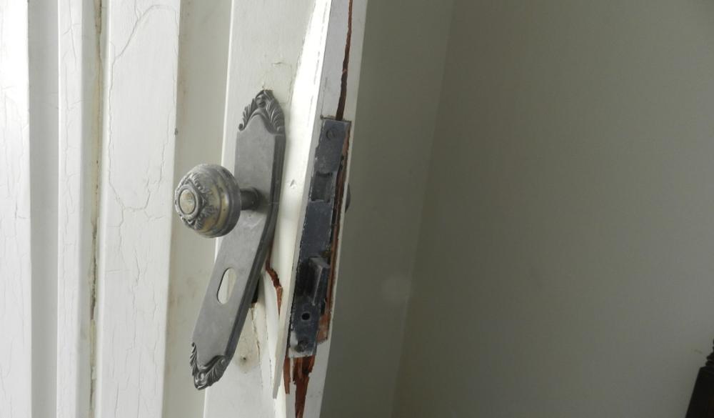 Porta Arrombada/Ilustração