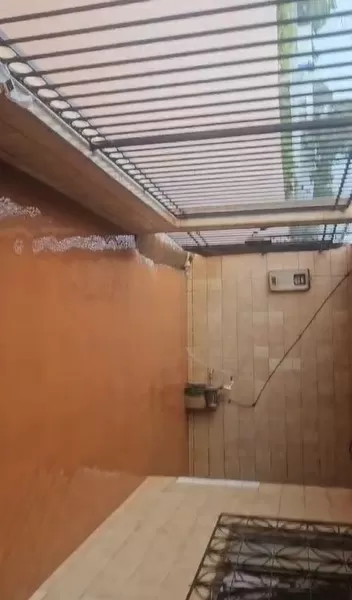 Morador tem casa invadida por água da chuva e cobra providências da Prefeitura de Guajará-Mirim